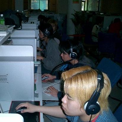 (反恐精英cs 1.6游戏视频)经典游戏重温：反恐精英CS 1.6的魅力与影响力解析