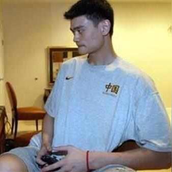 (反恐精英cs 1.6游戏视频)经典游戏重温：反恐精英CS 1.6的魅力与影响力解析