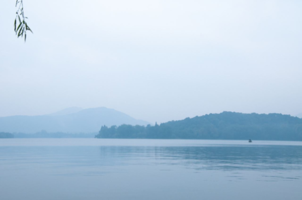 (烟雨中的西湖诗句)探寻烟雨西湖美景，诗人眼中的绝美风光