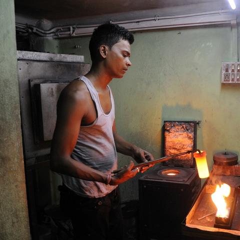 (合金和黄金哪个贵)合金与黄金的区别：材质、成分和质地都截然不同