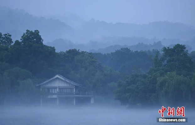 杭州西湖烟雨蒙蒙，倾听大自然的绝美景色，沉醉在雨雾中渐渐迷失方向