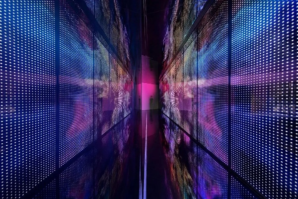 探索镜像空间的深层含义：现实与虚幻交织中的哲学思考与艺术表现