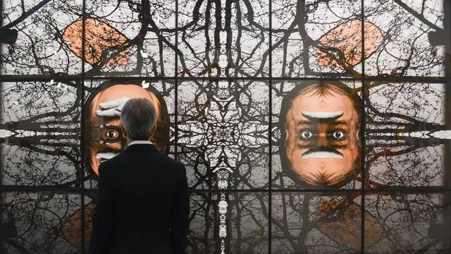 探索镜像空间的深层含义:现实与虚幻交织中的哲学思考与艺术表现 探索镜像空间的深层含义:现实与虚幻交织中的哲学思考与艺术表现