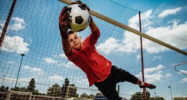 追逐梦想的足球之路守门员：坚守目标，守护球门，绝地反击，不负韶华。