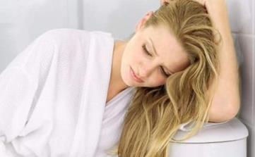 (女性憋尿憋久了尿道刺痛)女性尿憋得扭来扭去憋到哭，真是太痛苦了！