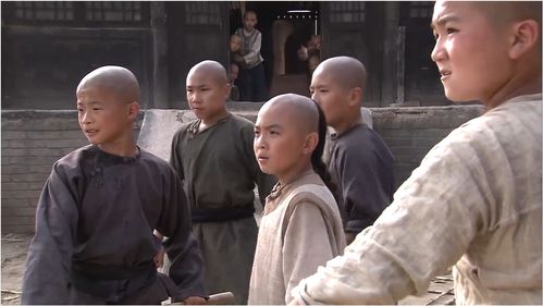 用智勇双全的'三个英雄'与强悍的'八斤力'的对比揭示——以战胜困难获得胜利为主线阐述鸵鸟精神