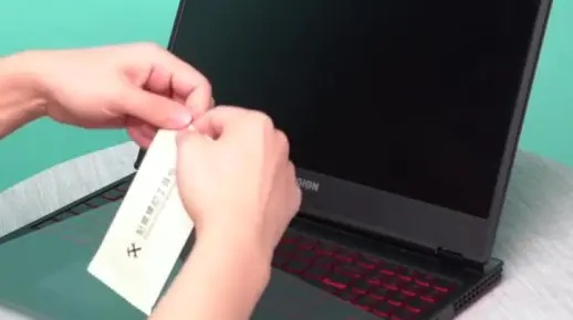 (笔记本电脑贴膜怎么贴)高清图示教你笔记本电脑贴膜的正确步骤与操作技巧