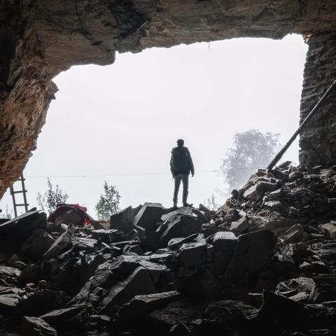 (《探险之旅》)探险之夜：拿着手电筒的手机游戏