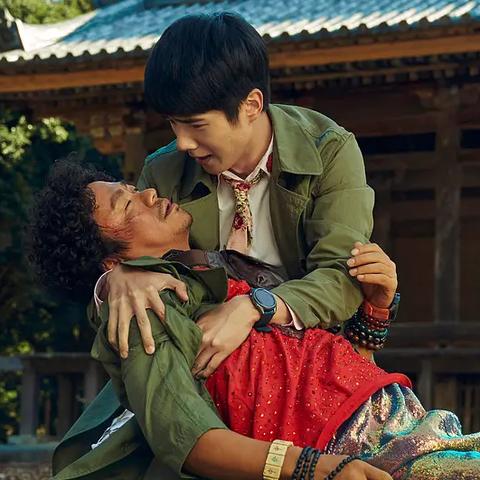 (2025年外星人入侵地球)2025年外星人突袭地球：人类文明面临前所未有的挑战