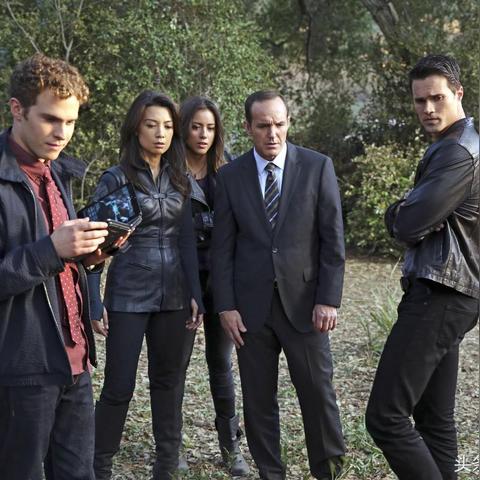 (2025年外星人入侵地球)2025年外星人突袭地球：人类文明面临前所未有的挑战