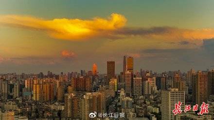 (站在世界的屋顶歌词)站在世界的屋顶，俯瞰繁华与荒凉，感受万千情感涌上心头