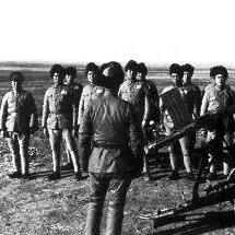 (解锁武器的游戏)通过让武器飞来解锁所有枪支，打开全新的战斗世界