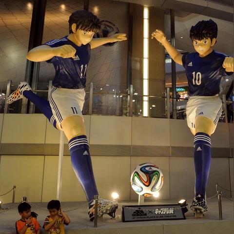 (足球小将片段)《足球小将》重现经典，传承足球精神，点燃热爱足球的激情