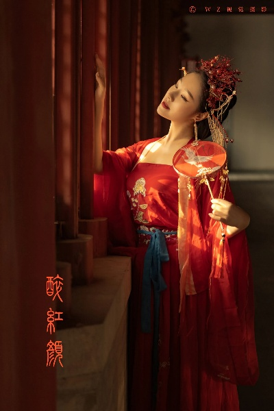 (醉赤壁原唱在线试听)醉赤壁歌词：悠悠长夜思君情，酒醉红颜泪满床