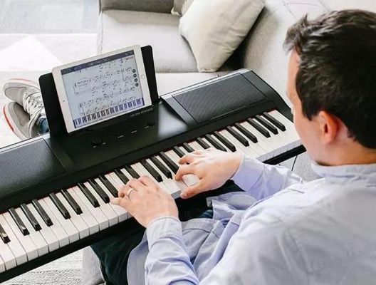 (如何在电脑上弹奏钢琴)通过电脑弹钢琴教学，你可以轻松学会弹奏优美的音乐