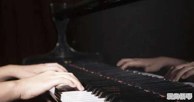 (如何在电脑上弹奏钢琴)通过电脑弹钢琴教学，你可以轻松学会弹奏优美的音乐