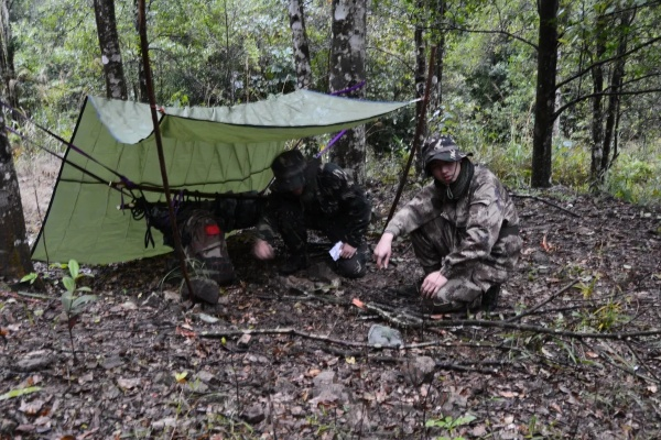 体验野外生存的极致：探究丛林猎人350带领下探秘未知森林的勇者之旅
