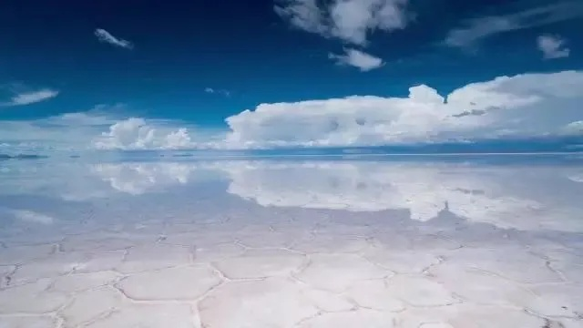 (天空之镜什么意思?)天空之镜：在平静中透露着无尽的魅力