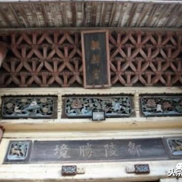 (深夜花园里四处静悄悄什么歌)在深夜花园里四处静悄悄，唤醒灵魂的美妙歌声传达情感