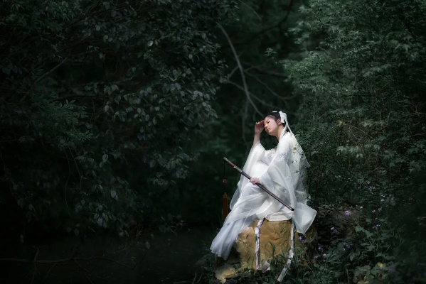 (青云之上有把剑)青云之酒剑仙：在天地之间舞剑破风，独立云端探寻仙道