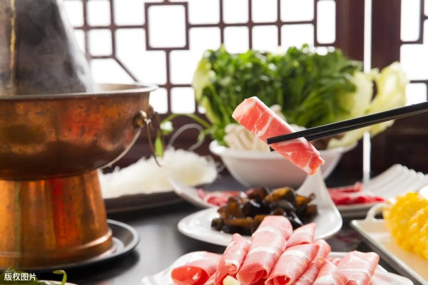 (鸳鸯锅底涮羊肉是什么意思)鸳鸯火锅涮羊肉，吃出最佳解释和滋味体验
