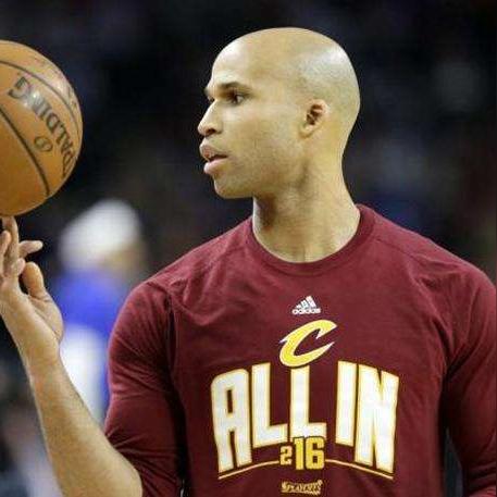 (qq飞车手游账号交易平台)在qq飞车手游账号交易市场上，如何保证安全可靠地进行交易？