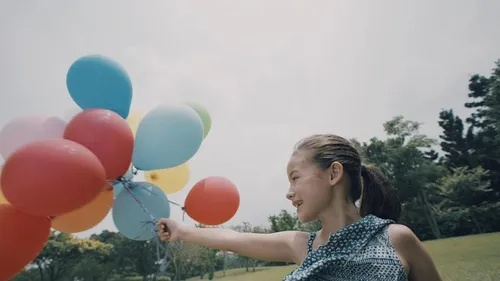 小镇少女飞翔记：在乡村田园间，她用梦想征服天空，感动世界。