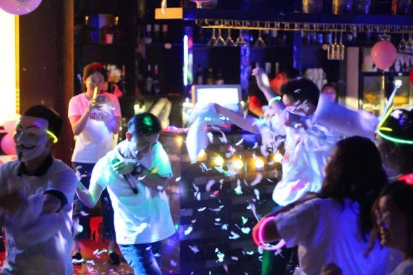 (小手电大派对官网)手电大派对攻略:如何在小型聚会中点亮人群,成为派对焦点?