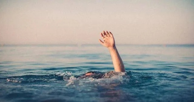 (在水深火热中英文怎么说)在水深火热中挣扎求生:我说我就是这么独立强大